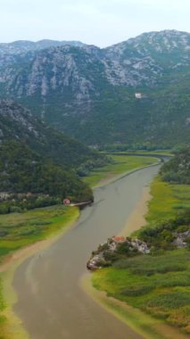 Karadağ, Skadar Gölü Ulusal Parkı, Rijeka Crnojevica Nehri 'nin nehir kıvrımının manzarası