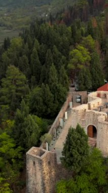 Karadağ 'ın Virpazar kentindeki Skadar Gölü' ne bakan Besac kalesi