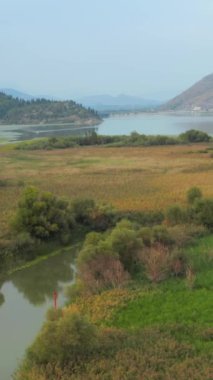 Karadağ, Skadar Gölü Ulusal Parkı, Rijeka Crnojevica Nehri 'nin nehir kıvrımının manzarası