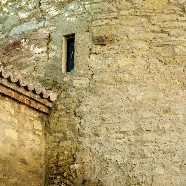 Zbliżenie Starej Kamiennej Wieży Małymi Oknami Powierzchnią Fakturowaną Tradycyjnym Designem — Zdjęcie stockowe