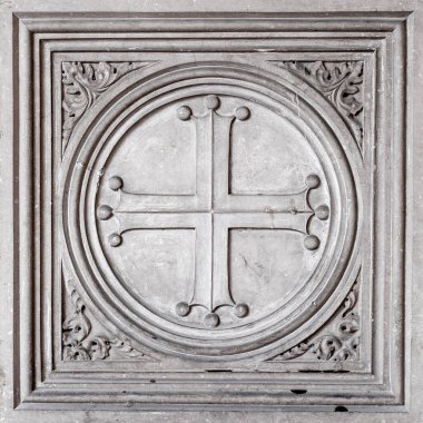 Karmaşık oymalarla çevrili küresel uçlu bir haçı çevreleyen dairesel bir tasarımı içeren ayrıntılı gri taş panel. Genel dokusu sert ve simetriktir. Mimari veya tarihsel bağlamlar için ideal