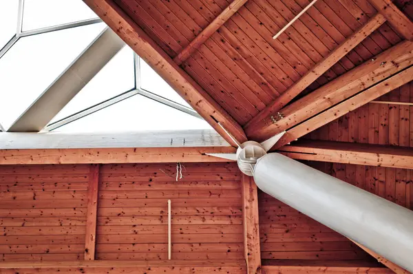 Wnętrze Budynku Drewnianym Sufitem Odsłoniętymi Belkami Światła Dachowe Pozwalają Światłu — Zdjęcie stockowe