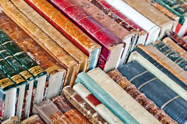 Coleção Livros Antigos Envelhecidos Seguidos Couro Manuscritos Capa Dura — Fotografia de Stock