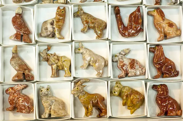 Eine Vielzahl Glasierter Tierfiguren Aus Keramik Weißen Schachteln Die Verschiedene Stockfoto