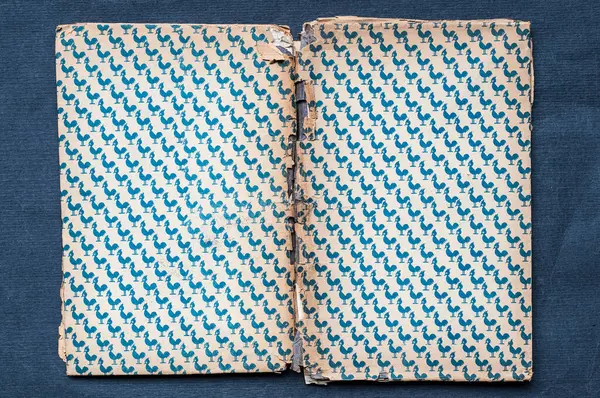 Zbliżenie Starej Książki Niebiesko Białą Wzorzystą Okładką Zawieszone Krawędzie Sugerują Zdjęcia Stockowe bez tantiem