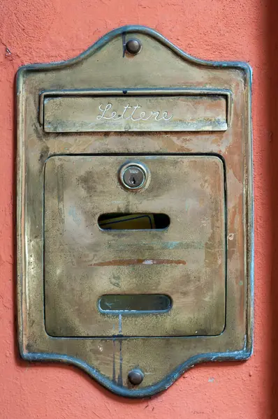 Weathered Μεταλλικό Γραμματοκιβώτιο Σημειώνονται Lettere Είναι Τοποθετημένο Ένα Ζωντανό Κόκκινο Royalty Free Εικόνες Αρχείου
