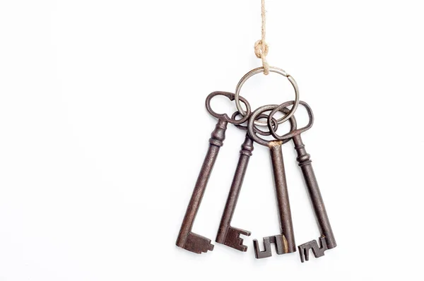 오래된 열쇠의 컬렉션은 쌍둥이의 조각에서 걸립니다 열쇠는 녹슬고 착용한 외관을 — 스톡 사진
