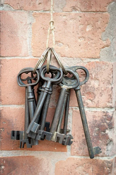 Bundle Antique Rusted Keys Dangle Textured Brick Wall Evoking Sense — Stock Photo, Image