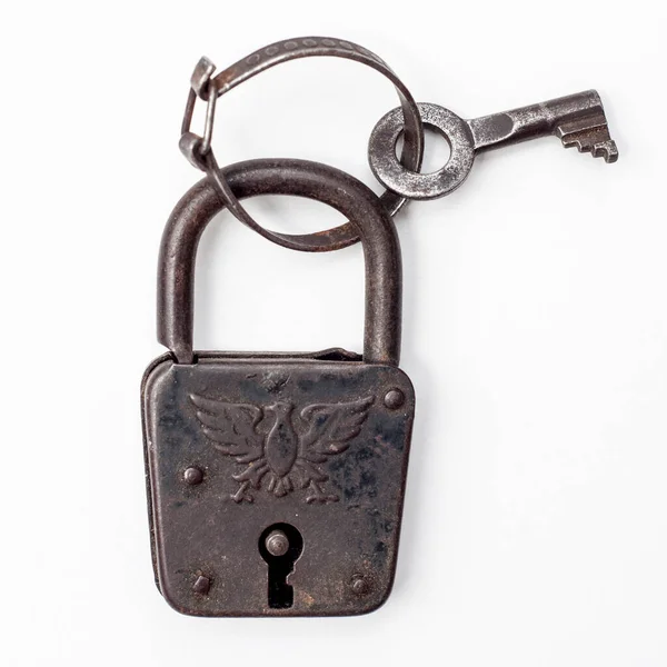 古董挂锁 钥匙隔离在白色背景上 具有老年魅力的概念安全 图库照片