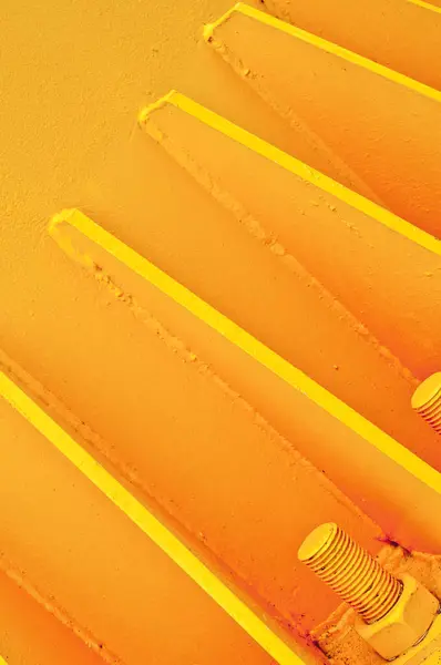 Widok Bliska Trzech Dużych Śrub Zakotwiczonych Żółtej Powierzchni Betonu Metalowymi — Zdjęcie stockowe