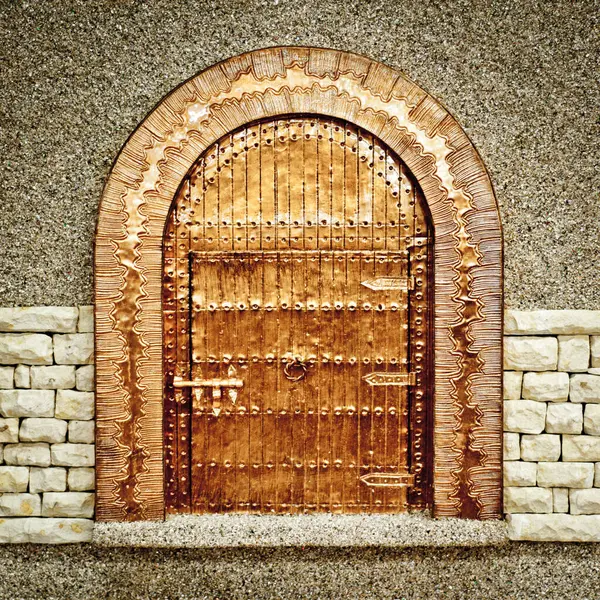 Μια Λεπτομερής Ξύλινη Τοξωτή Πόρτα Στολισμένη Περίπλοκα Σκαλίσματα Και Μεταλλικά Εικόνα Αρχείου