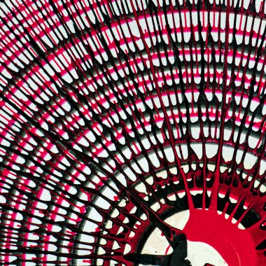 Canlı kırmızı ve siyah spiral desen, hem karmaşık hem de büyüleyici soyut, geometrik bir görüntü yaratıyor. Özgün Akrilik Sanatı.