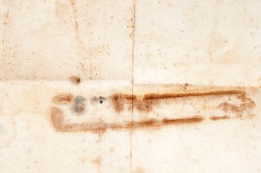 Eski bir kitaptan kalma, eski, lekeli kağıt sayfanın yakın çekimleri, eski bir arkaplan veya tarihi bağlam için ideal zengin bir doku sunuyor..