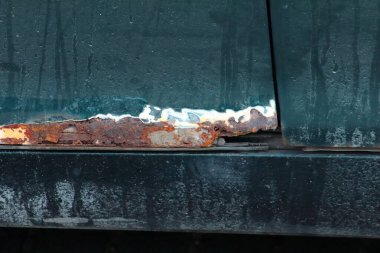 Arka tekerlekte pas, yeşil araba.