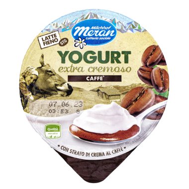 Meran yoğurt kafesi, kremalı yoğurt, beyaz arka planda izole edilmiş İtalyan ürünü.