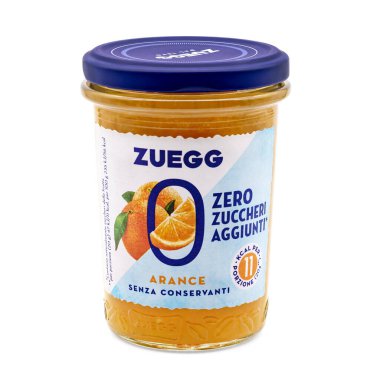 Zuegg Arance, bir kavanoz portakal reçeli, beyaz arka planda İtalyan ürünü.