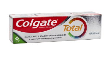 Colgate Toplam diş macunu paketi, beyaz arkaplan üzerinde izole ürün