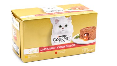 Purina Gurme Altın, beyaz arka planda izole kedi maması paketleme