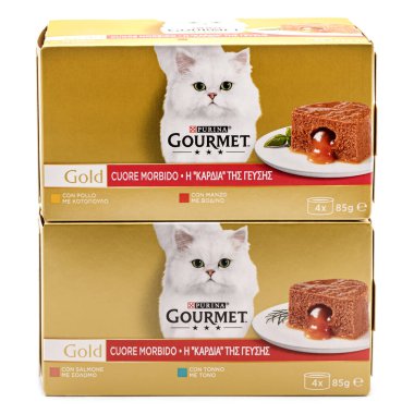 Purina Gurme Gold, kedi maması paketleri, beyaz arka planda izole edilmiş ürün.