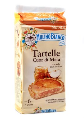Barilla Mulino Bianco Tartelle cuor di mela, bir paket elma çerezi, beyaz arka planda izole edilmiş İtalyan ürünü