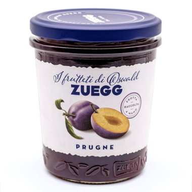 Zuegg Prugne, beyaz arka planda izole edilmiş bir kavanoz erik reçeli.