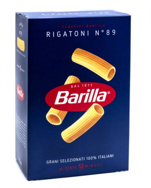 Barilla Rigatoni n89, beyaz arka planda izole edilmiş İtalyan makarna paketi.