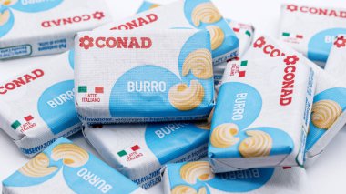 Conad Burro, tereyağı küpleri, beyaz arka planda izole edilmiş İtalyan ürünü.