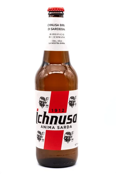 Beyaz arka planda Ichnusa bira şişesi