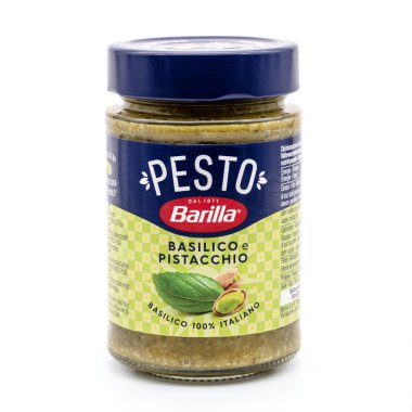 Barilla Pesto basilico e pistacchio, fesleğen ve şam fıstıklı sos kavanozu, beyaz arka planda izole edilmiş İtalyan ürünü.