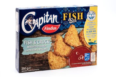 Kaptan Findus Fish ve Crock, Alaska morina balığı, kızarmış cips, donmuş ürün paketi beyaz arka planda izole edilmiş.