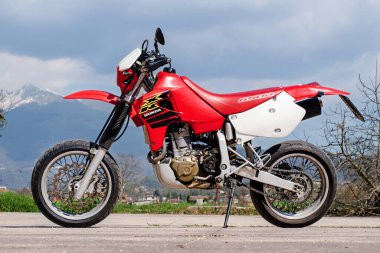 Honda XR 650R motosiklet parketti