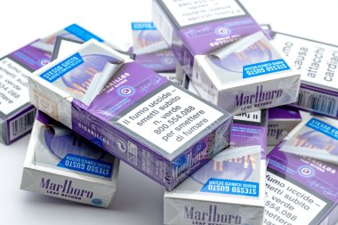 Marlboro Yaprağı Ötesi, beyaz arka planda sigara paketleri