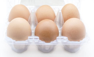 Beyaz arkaplanda 6 yumurta paketi