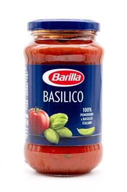 Barilla Basilico, beyaz arka planda bir kavanoz fesleğen sosu.