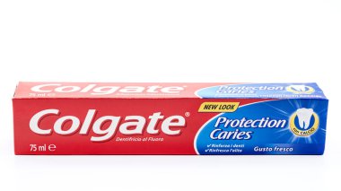 Colgate koruması florür diş macunu taşır, beyaz arka planda ürün