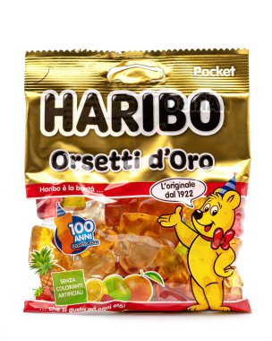 Haribo Goldbear 'ın cebinde, beyaz arka planda bir paket jelibon.