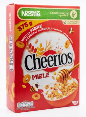 Nestle Cheerios, mısır gevreği integrali al miele, ballı tam tahıl, beyaz arka planda ürün