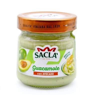 Sacla Guacamole con Avocado, beyaz arka planda izole edilmiş bir sos kavanozu.
