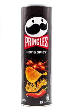 Pringles sıcak ve baharatlı patates cipsi, beyaz arka planda cips paketi.