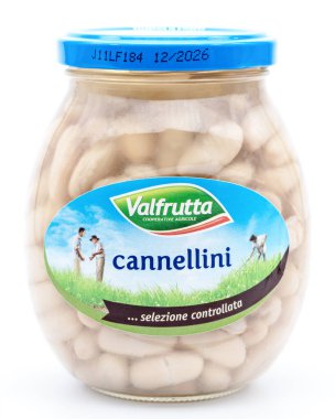 Valfrutta Cannellini fasulyesi, beyaz arkaplanda İtalyan ürünü