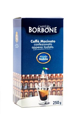 Borbone kafe, koyu kahve 250 gramlık paket beyaz arka planda izole.