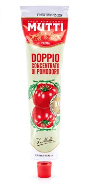 Mutti tüpü çift konsantre domates, İtalyan ürünü beyaz arka plan