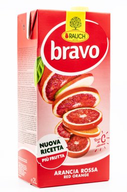 Rauch Bravo kırmızı portakal suyu, beyaz arka planda 2 litre.