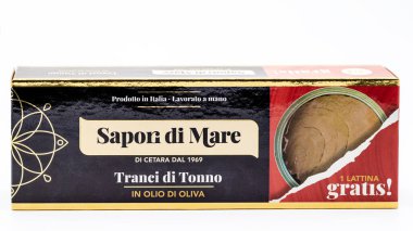 Sapori Di Mare zeytinyağlı ton balığı bifteği, beyaz arka planda bedava konserve kutusu.