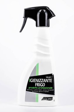 Aquam buzdolabı dezenfektanı, beyaz arka planda sprey şişesi