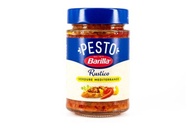 pesto Barilla Rustico, sos kavanozu, beyaz arka planda izole edilmiş İtalyan ürünü.