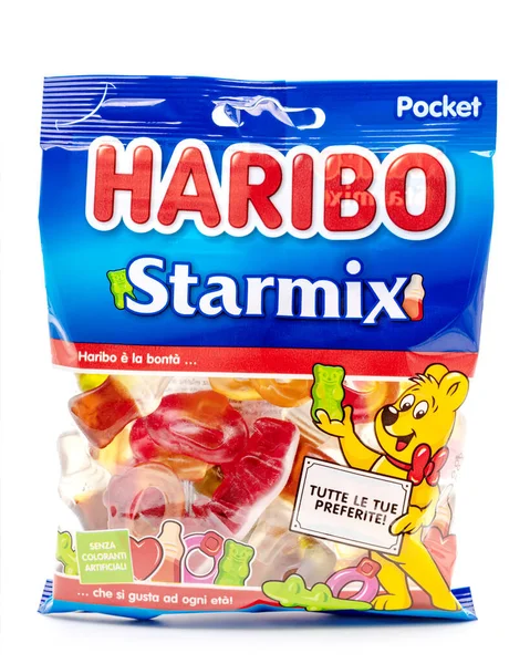 Haribo Starmix cep, beyaz arkaplanda izole edilmiş bir paket şekerleme