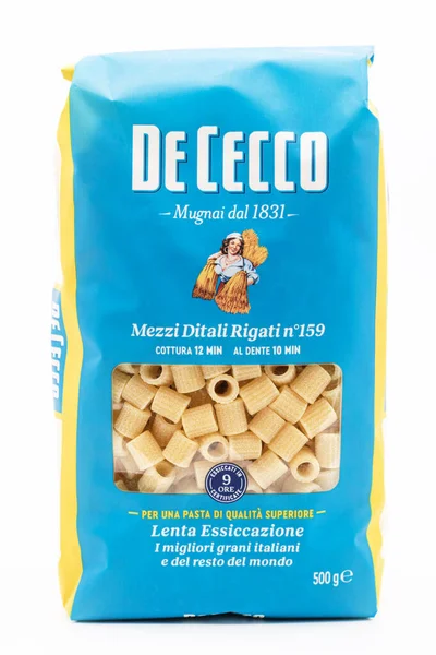 De Cecco makarna Mezzi Ditali Rigati n 159, İtalyan makarna paketi, beyaz arka planda izole edilmiş ürün.