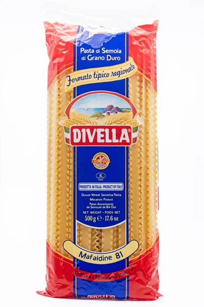Divella Mafaldine 81, İtalyan makarna paketi, beyaz arka planda izole edilmiş ürün.