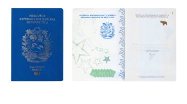 Kapalı ve açık Venezuela biyometrik pasaportu, beyaz arka planda izole edilmiş.